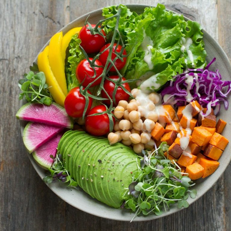 Beikostberatung.jpg Bunte Schüssel mit Salat, Kirschtomaten, Avocado, Süßkartoffeln und frischem Gemüse.