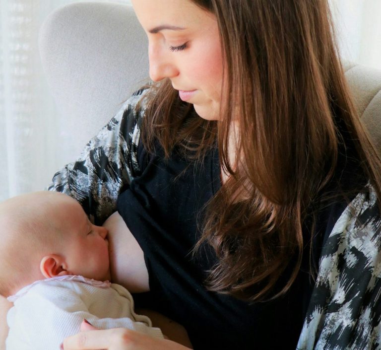 Stillberatung.jpg Eine Mutter stillt ihr Baby in einer entspannten Umgebung.
